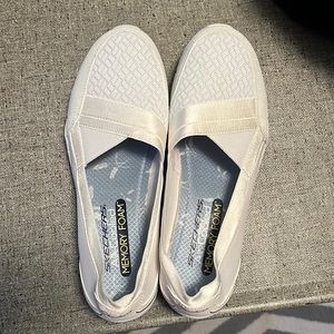 Women’s size 8 white sketchers